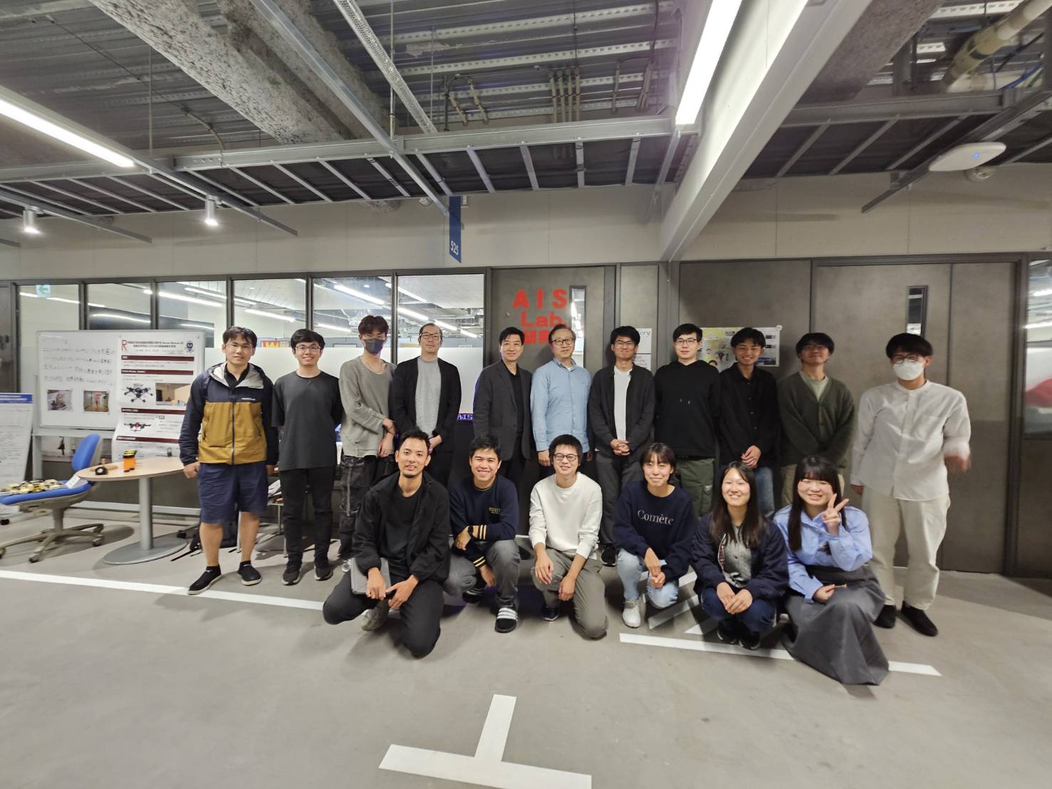 ROBOTISのCEOが訪問し 学生がデモを行いました